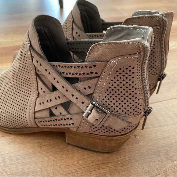 Vince Camuto Taupe Perforated Ankle Booties Women's 8.5 US - Picture 6 of 8